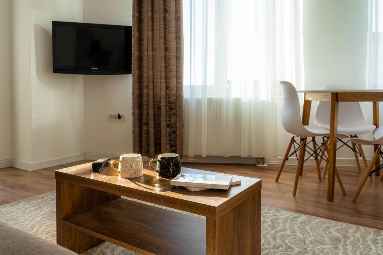 Uniquemoments Airport Apartment & Secure Parking & Airport Shuttle 雅西 外观 照片