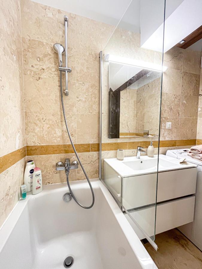 Uniquemoments Airport Apartment & Secure Parking & Airport Shuttle 雅西 外观 照片