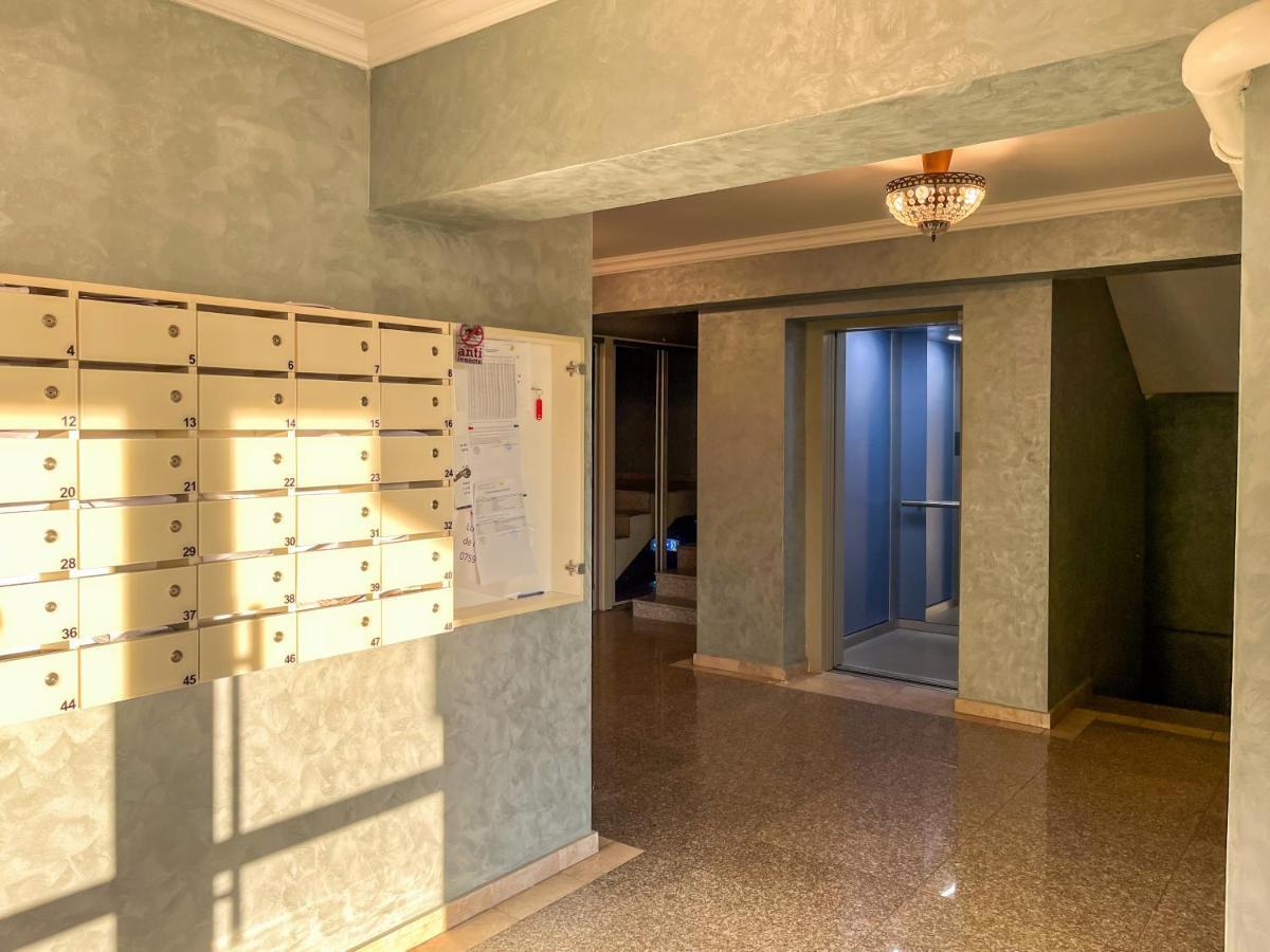 Uniquemoments Airport Apartment & Secure Parking & Airport Shuttle 雅西 外观 照片